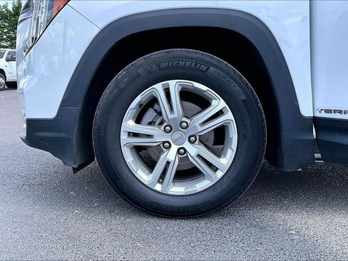 Used 2022 GMC Terrain SLE FWD image 2