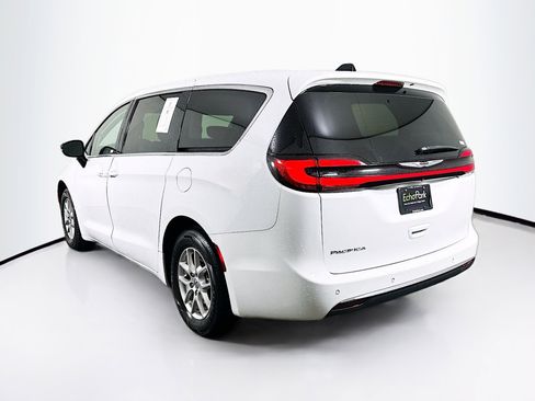Used 2024 Chrysler Pacifica Touring-L image 5