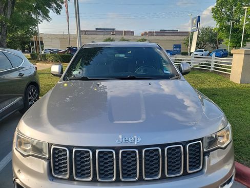 Used 2018 Jeep Grand Cherokee Laredo image 2