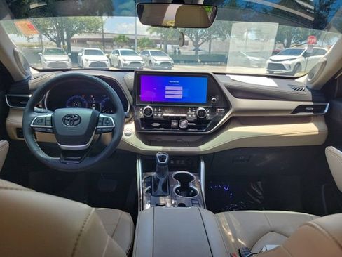 Used 2025 Toyota Highlander Limited FWD image 9