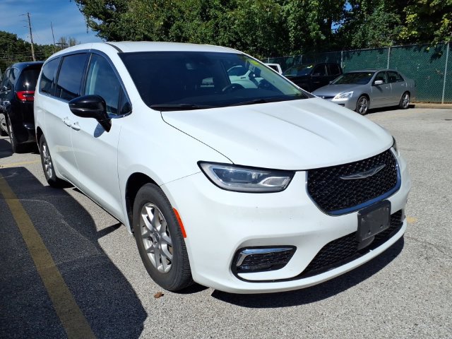 Used 2024 Chrysler Pacifica Touring-L FWD image 4