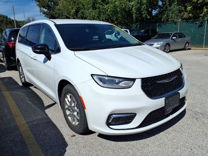 Used 2024 Chrysler Pacifica Touring-L