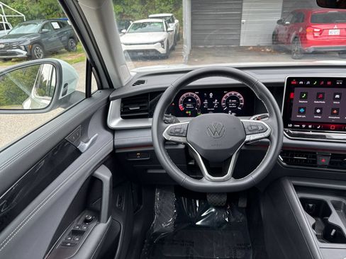 Used 2026 Volkswagen Tiguan SE FWD image 30