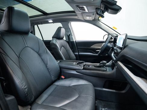 Certified 2025 Toyota Grand Highlander AWD image 14