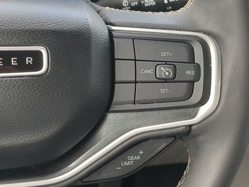 Used 2024 Jeep Wagoneer L Base image 34