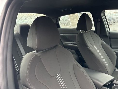 Certified 2025 Hyundai Elantra SEL image 28