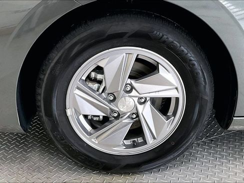 Certified 2024 Hyundai Elantra SE FWD image 8