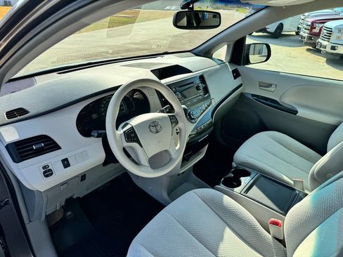 Used 2014 Toyota Sienna LE AWD/4WD image 10