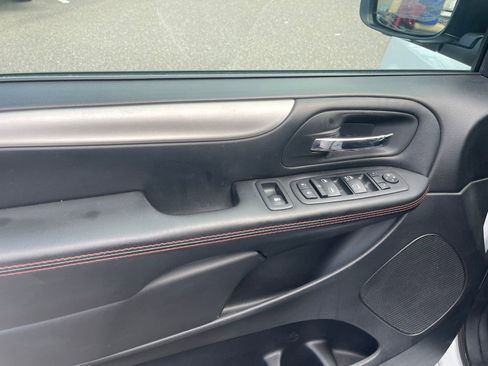 Used 2017 Dodge Grand Caravan GT image 12