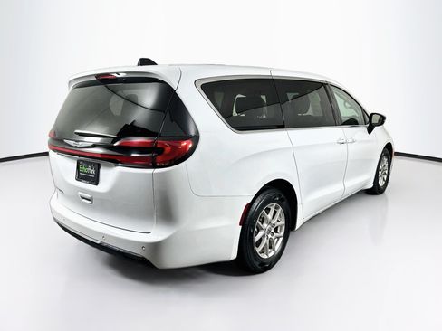 Used 2024 Chrysler Pacifica Touring-L FWD image 9