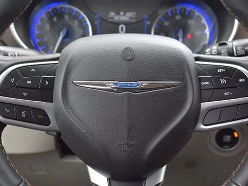 Used 2018 Chrysler Pacifica Touring-L FWD image 15
