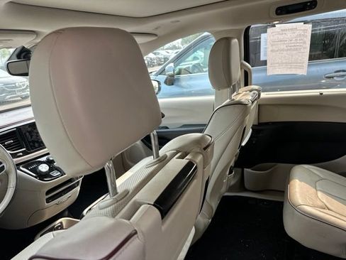 Used 2018 Chrysler Pacifica Limited w/ Tire & Wheel Group FWD image 14