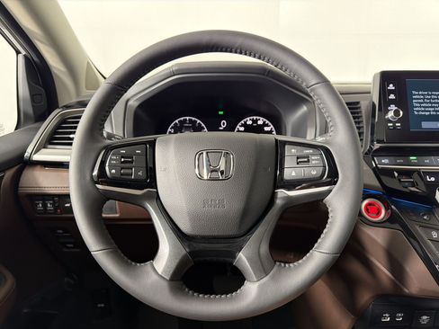New 2026 Honda Odyssey Touring image 9
