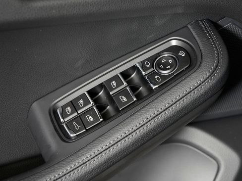 Used 2026 Porsche Macan AWD/4WD image 15