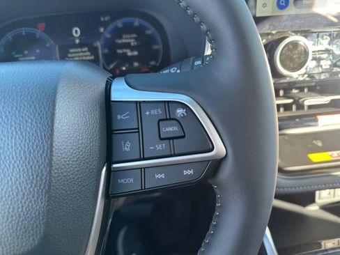 Certified 2025 Toyota Highlander Platinum AWD/4WD image 17