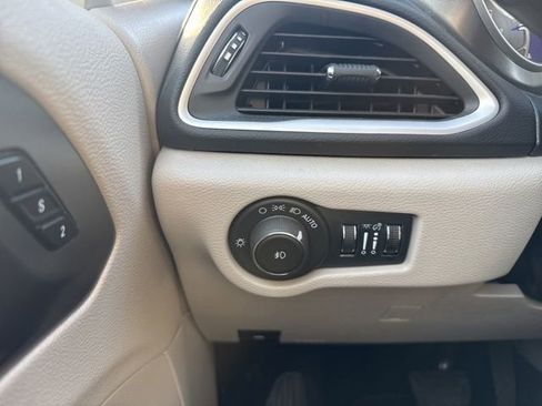 Used 2024 Chrysler Pacifica Touring-L image 15