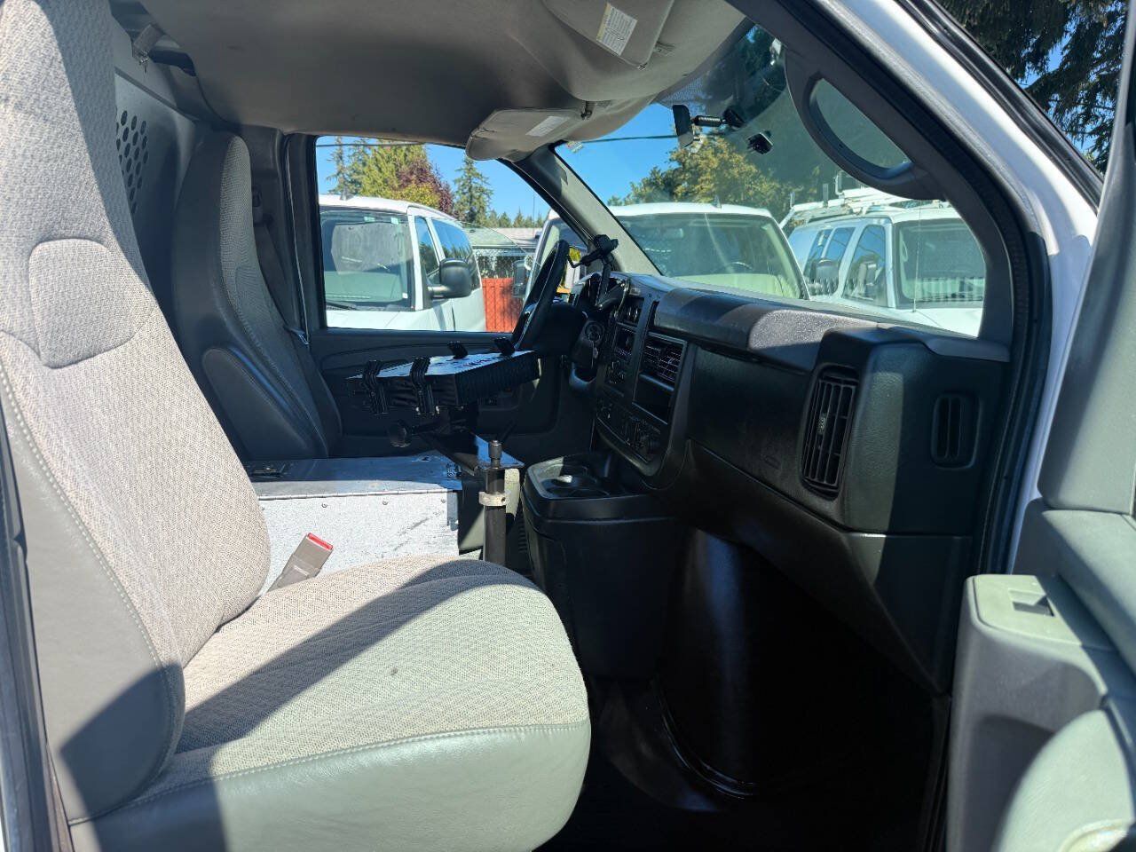 Used 2015 Chevrolet Express 2500 RWD image 14