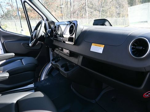 Used 2025 Mercedes-Benz Sprinter 2500 image 18