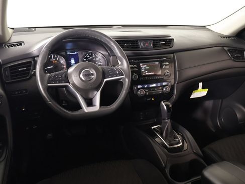 Used 2017 Nissan Rogue SV FWD image 2
