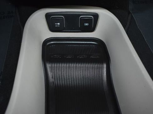Used 2017 Chrysler Pacifica Touring-L w/ Tire & Wheel Group FWD image 32