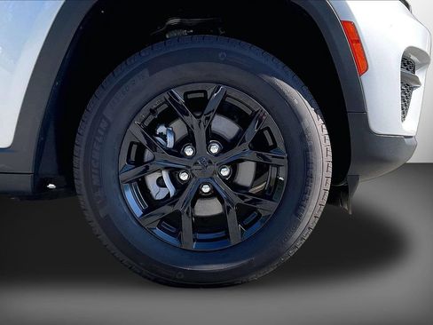 Used 2025 Jeep Grand Cherokee Altitude AWD/4WD image 33