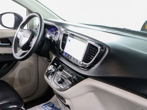 Used 2023 Chrysler Pacifica Touring-L FWD image 26