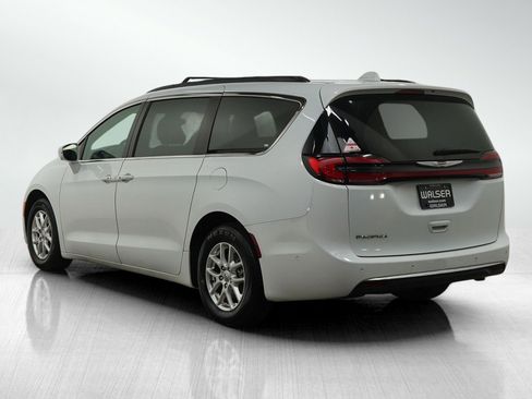 Used 2022 Chrysler Pacifica Touring-L w/ Uconnect Theater Family Group image 3
