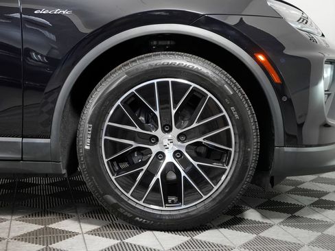 Certified 2025 Porsche Macan 4 Electric w/ Premium Package AWD/4WD image 16
