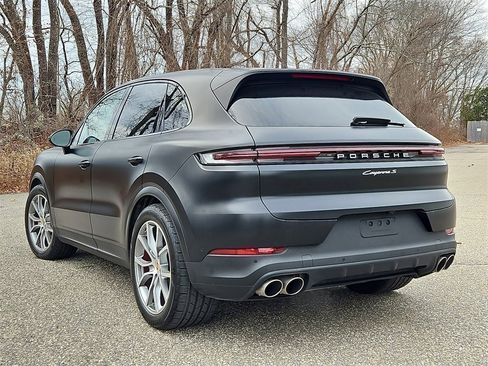 Certified 2024 Porsche Cayenne S image 3