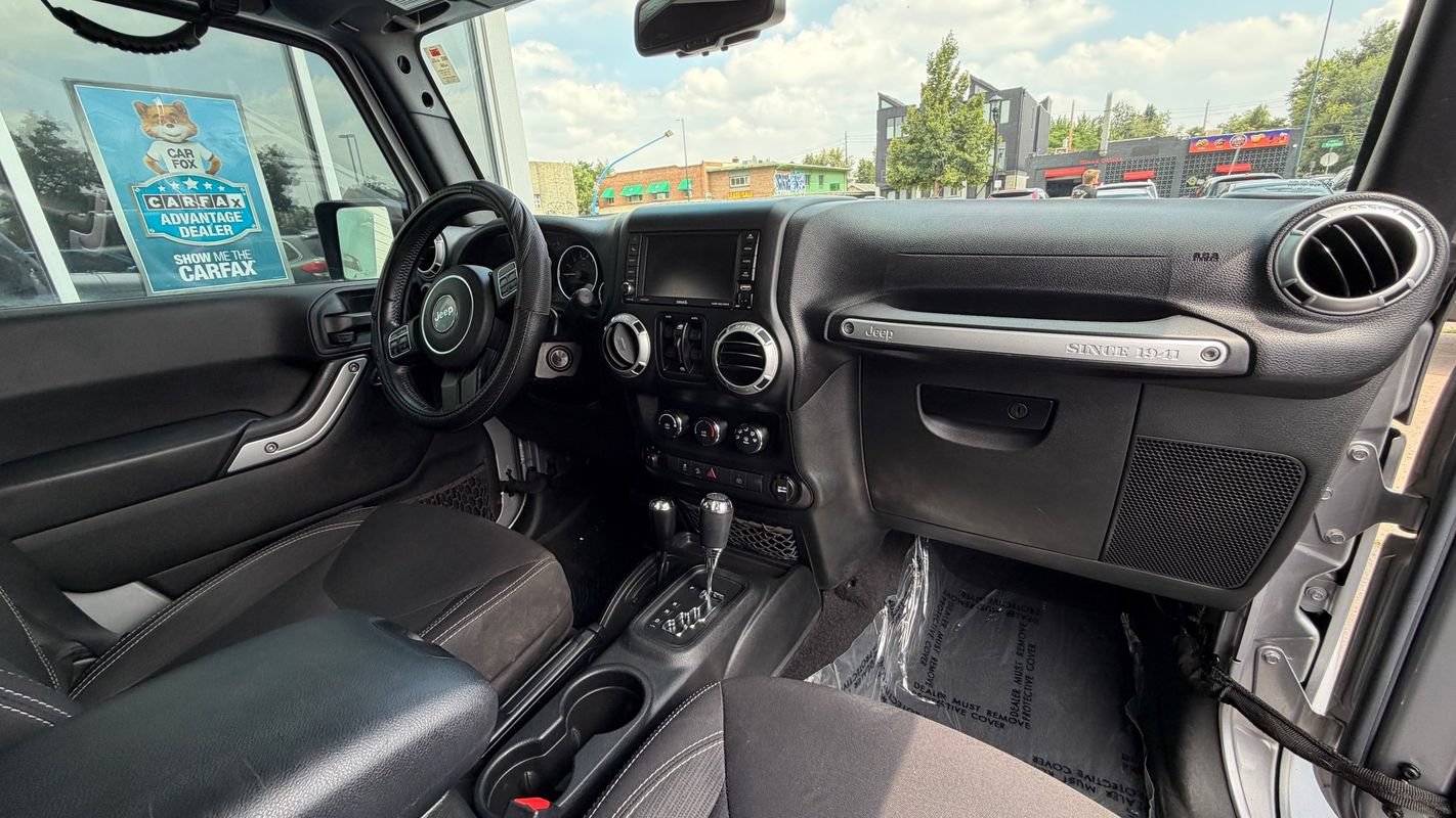 Used 2015 Jeep Wrangler Unlimited Sahara w/ Connectivity Group AWD/4WD image 13
