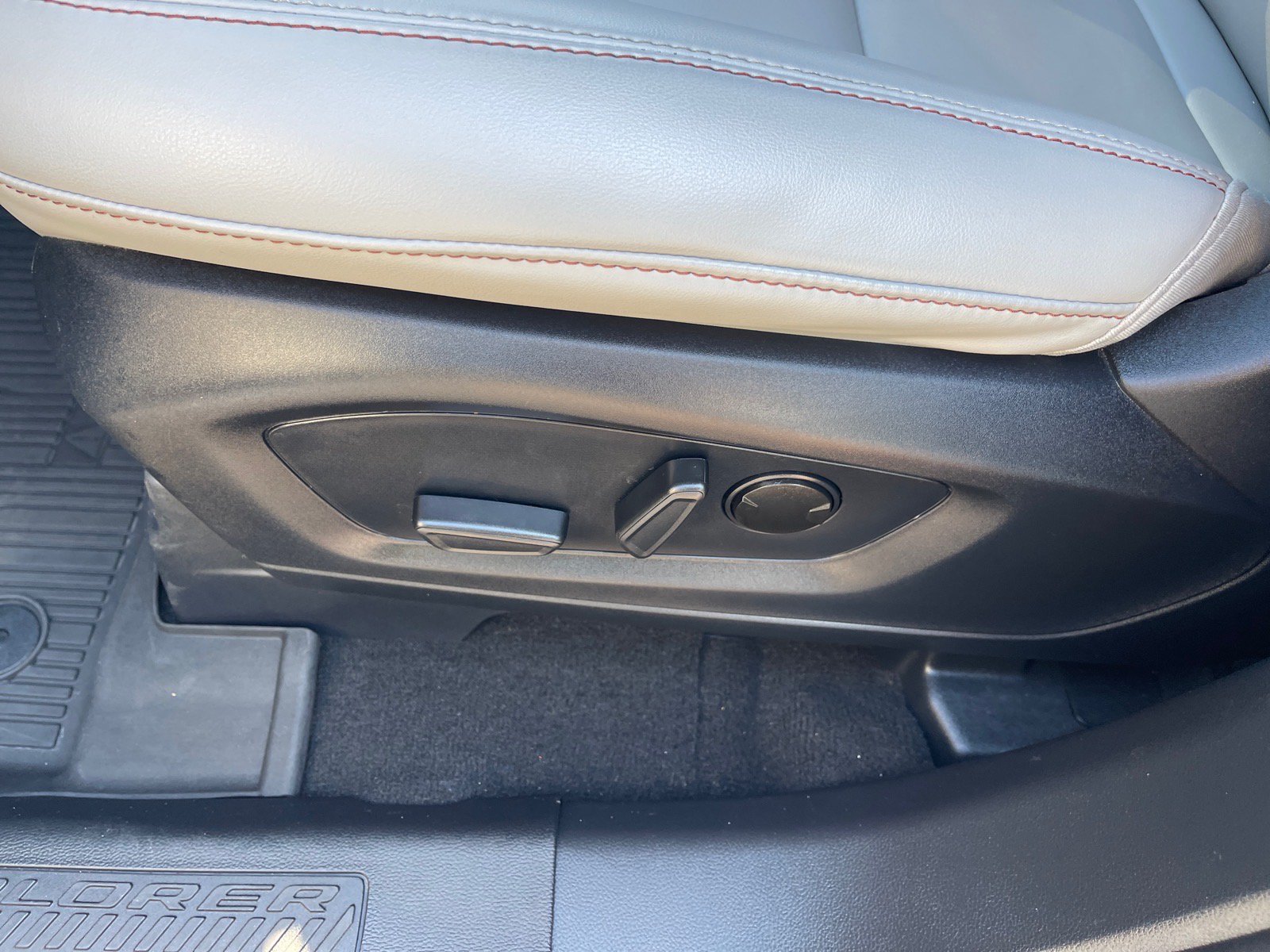 Used 2025 Ford Explorer Active w/ Active Comfort Package RWD image 9