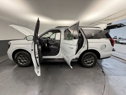 New 2025 Ford Expedition Active image 17