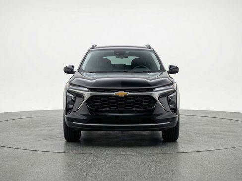 Used 2025 Chevrolet Trax LT FWD image 2