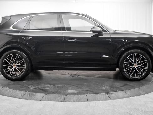 Used 2025 Porsche Cayenne AWD/4WD image 2