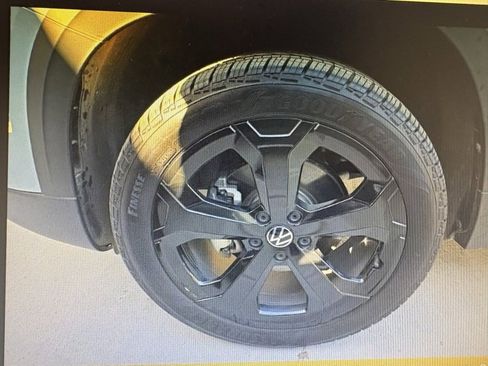 Certified 2025 Volkswagen Taos SE image 7