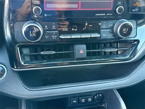 Used 2021 Toyota Highlander LE image 16