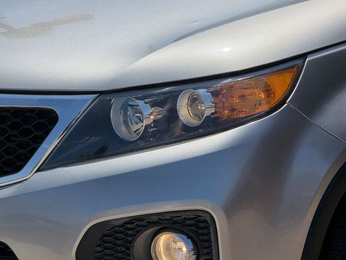 Used 2013 Kia Sorento LX w/ Third Row Pkg image 8
