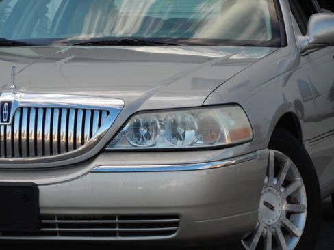 Used 2007 Lincoln Town Car Signature image 4