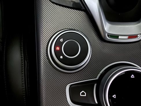 Used 2022 Alfa Romeo Giulia Veloce image 37