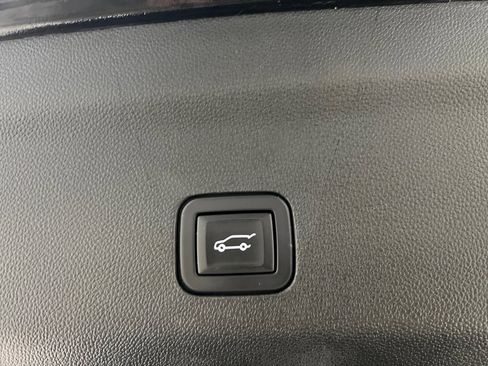 Used 2023 GMC Yukon XL SLT image 7