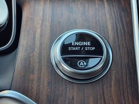 Used 2025 Mercedes-Benz GLC 300 image 25