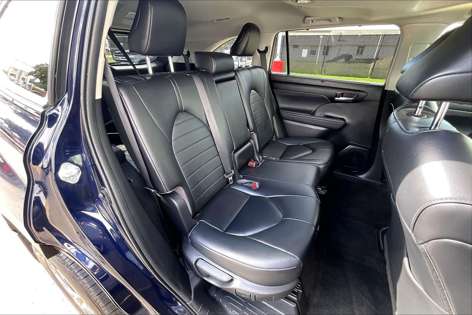 Used 2023 Toyota Highlander XLE AWD/4WD image 32