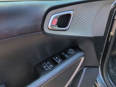 Used 2025 Kia Soul LX FWD image 25