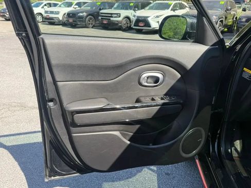 Used 2015 Kia Soul + FWD image 11
