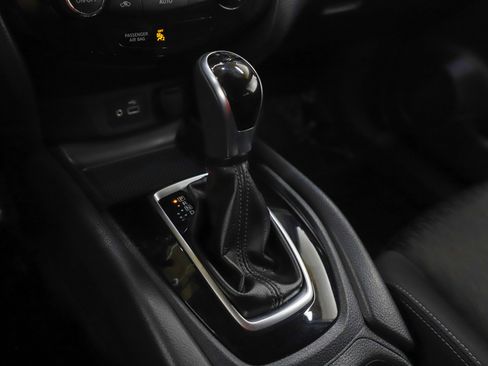 Used 2020 Nissan Rogue SV image 24