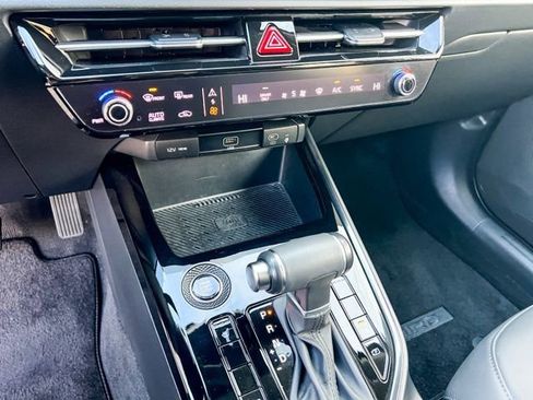 Certified 2024 Kia Niro EX image 17
