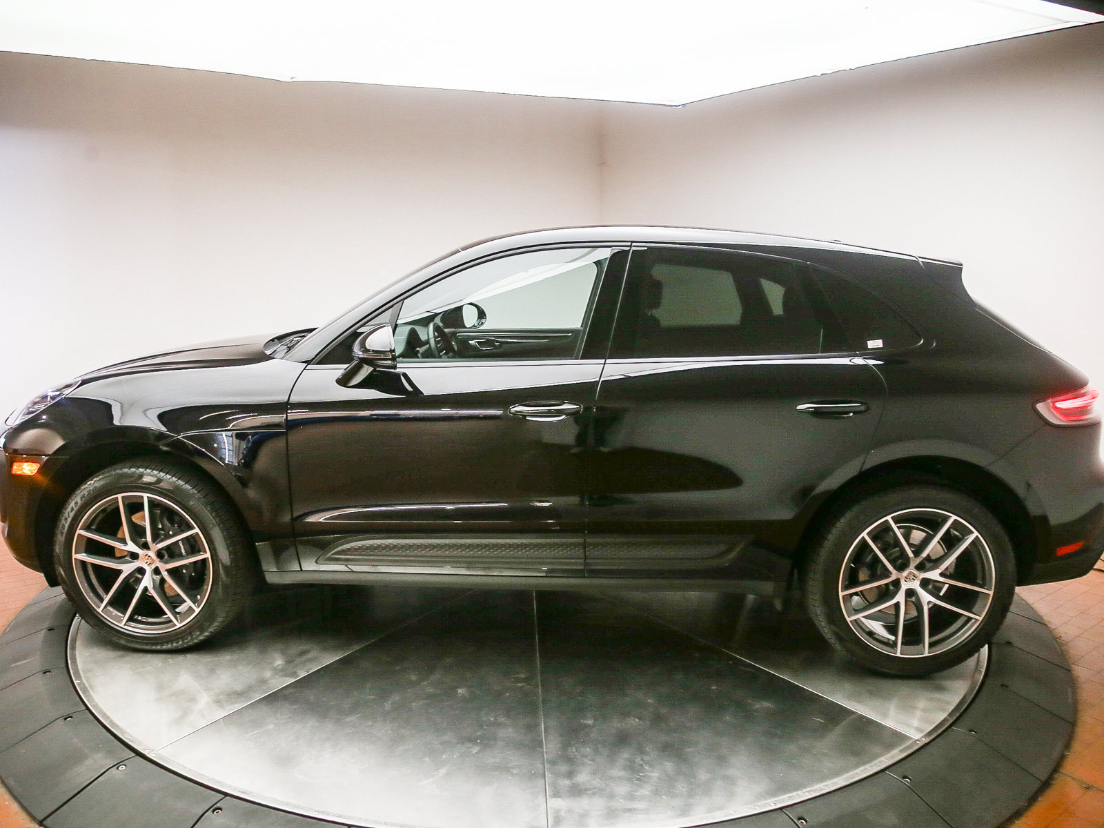 Certified 2023 Porsche Macan AWD/4WD image 2