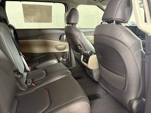 New 2026 Kia Carnival EX FWD image 16