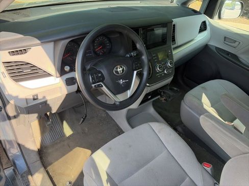 Used 2017 Toyota Sienna L FWD image 12