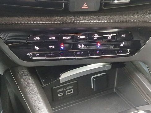 Used 2022 Buick Envision Essence w/ Technology Package I AWD/4WD image 19